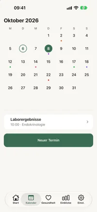 Monatskalender von FichaMed mit markierten Termintagen und dem Tagesplan darunter.