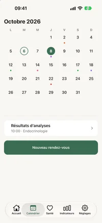 Calendrier mensuel de FichaMed avec les jours de rendez-vous marqués et l’agenda du jour sélectionné en dessous.