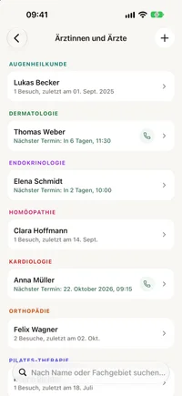 Liste der Gesundheitsfachkräfte in FichaMed, jeweils mit Fachrichtung und Kontaktdaten.